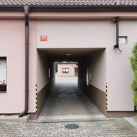 Apartmany Svitkov 79 Pardubice Bagian luar foto